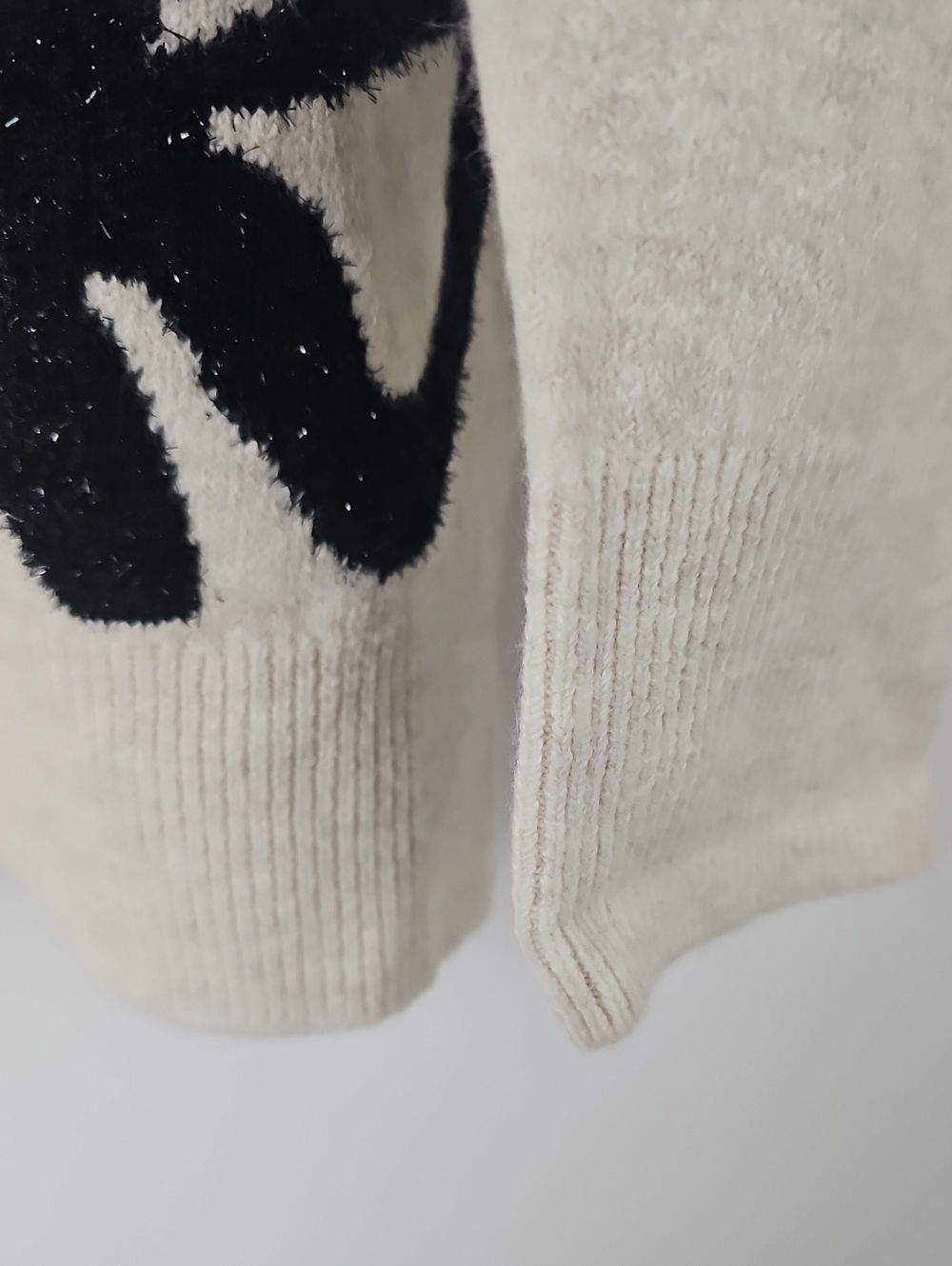 Express Cream w Black Glitter Bows Vneck Long Sleeve Sweater Sz:L Dainty - Picture 9 of 15